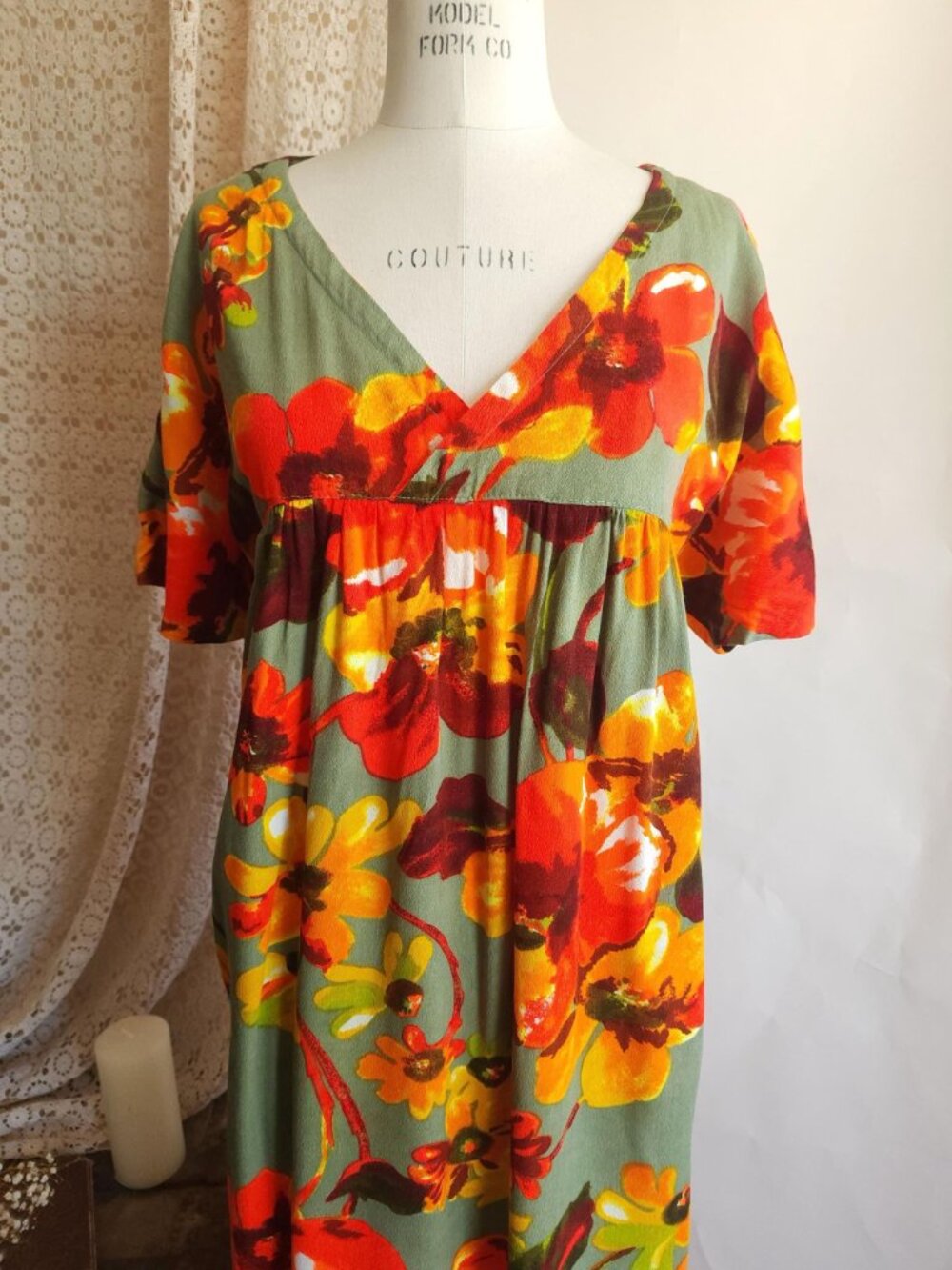 Vintage 1960s Dress with Pockets, Volup Tiki Style Hawaiian Floral Print Mumu in - Picture 3 of 13